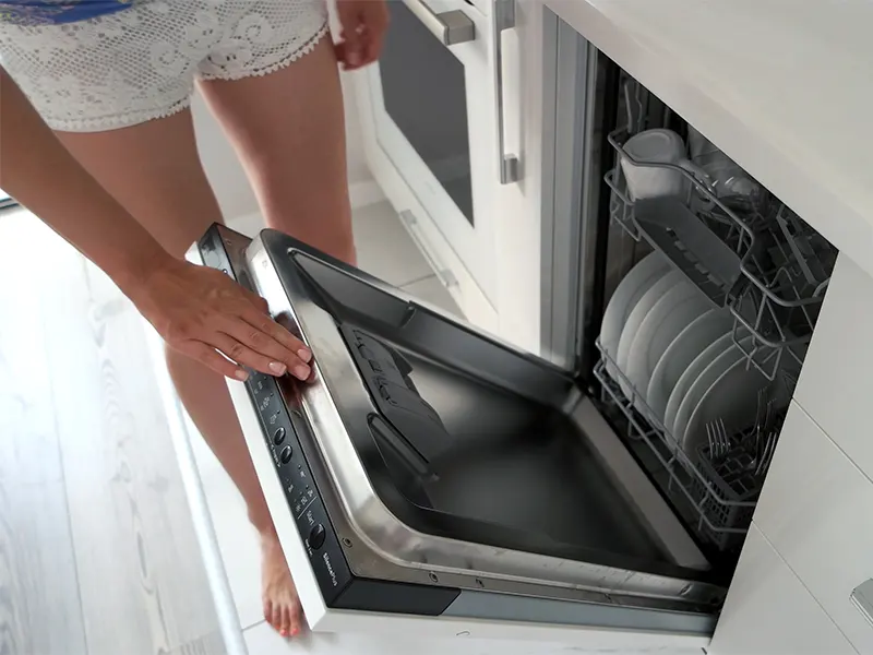 Do Bosch, Whirlpool, Miele, KitchenAid, and LG dishwashers use hot or cold water